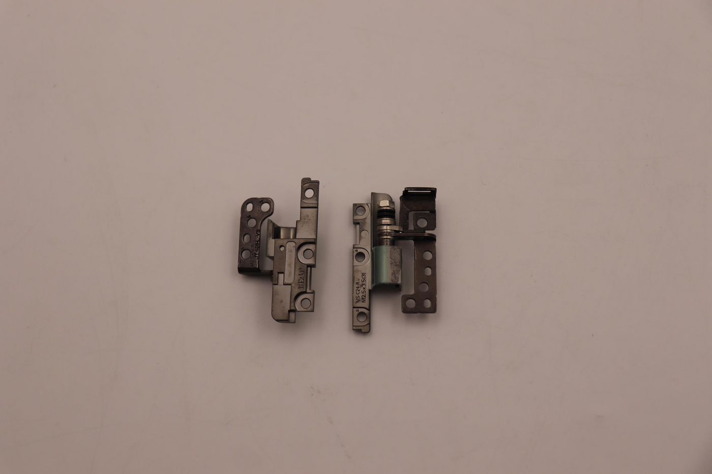 oFROplyqfk25OebJCC-tQg.c-r.jpg Lenovo HINGE FRU HINGE ACCY KITS HINGE CFRP2.4 (5H50W13811)